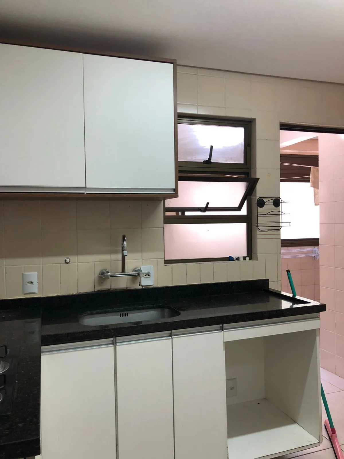 Imagem Vende ou aluga no bairro Menino Deus, com garagem, apartamento de 03 dormitórios, suíte, living 02 ambientes, com sacada e churrasqueira