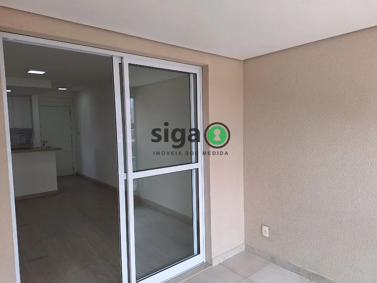 Imagem Apartamento reformado 2 Dormitórios com Suíte, Varanda e Vaga