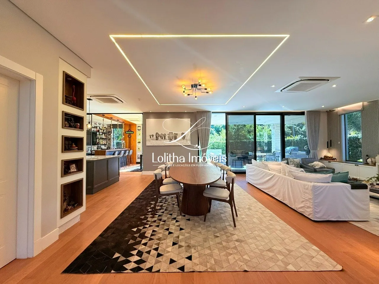 Imagem CASA COM 4 SUÍTES À VENDA EM JURERÊ INTERNACIONAL - FLORIANÓPOLIS/SC