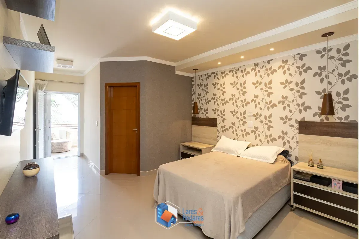 Imagem Sobrado para venda em Chácara Inglesa com 3 quartos, sendo 1 suíte, 364m²