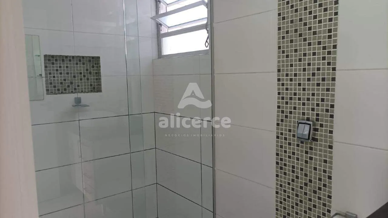 Imagem Casa para aluguel com 3 quartos, 1 suíte, sacada e garagem no Estreito. A uma quadra da Beira-Mar Continental.