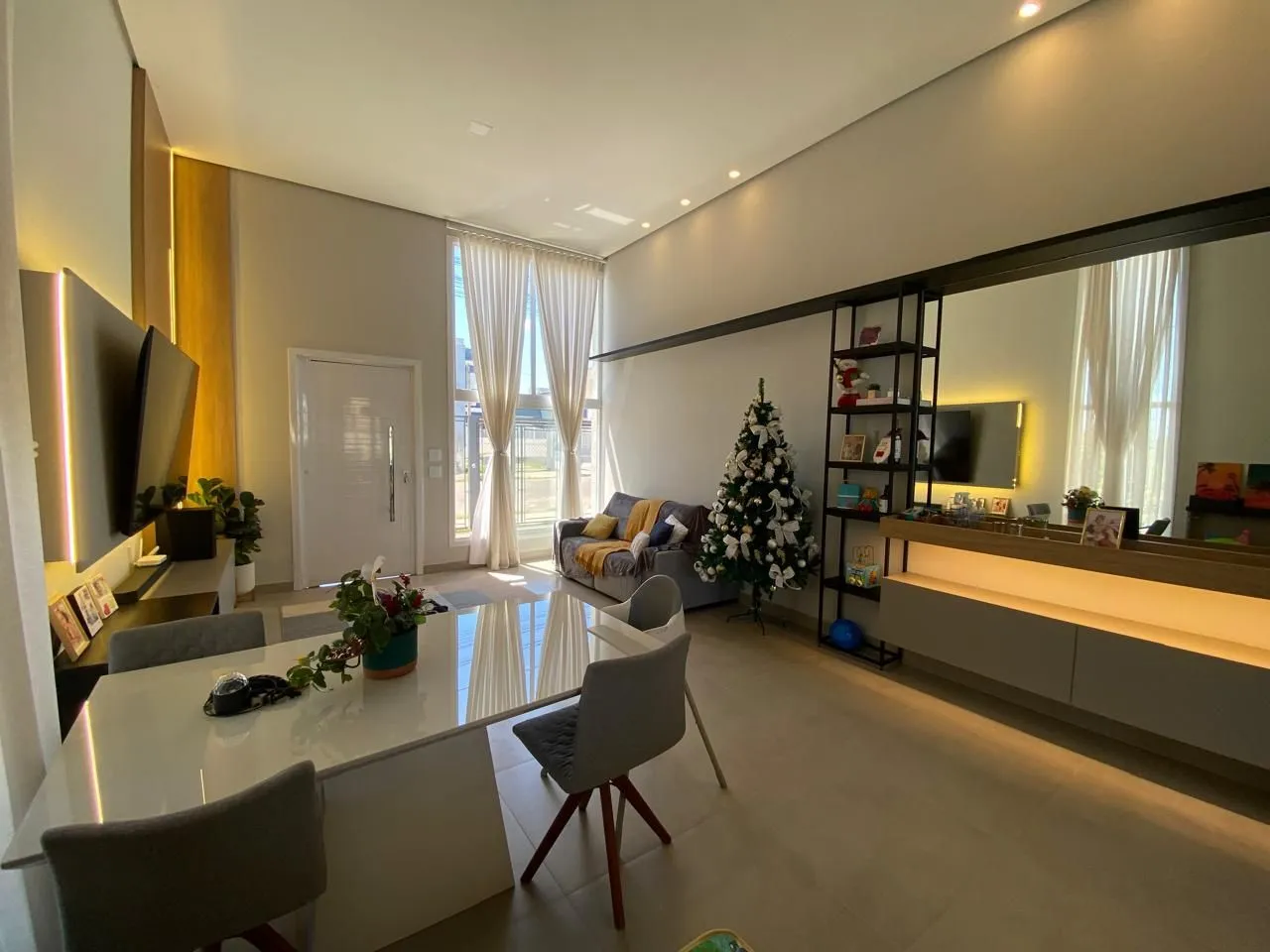 Imagem Casa com 03 quartos (01 suíte) e 01 vaga no Bairro Hípica em Porto Alegre