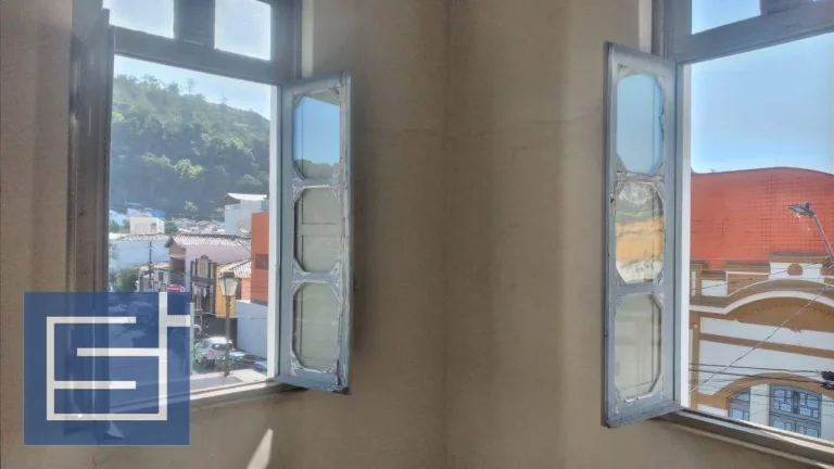 Imagem Casa com 6 dormitórios para alugar por R$ 5.000/mês - Rua José Ângelo Calafiori, Centro - Socorro/SP
