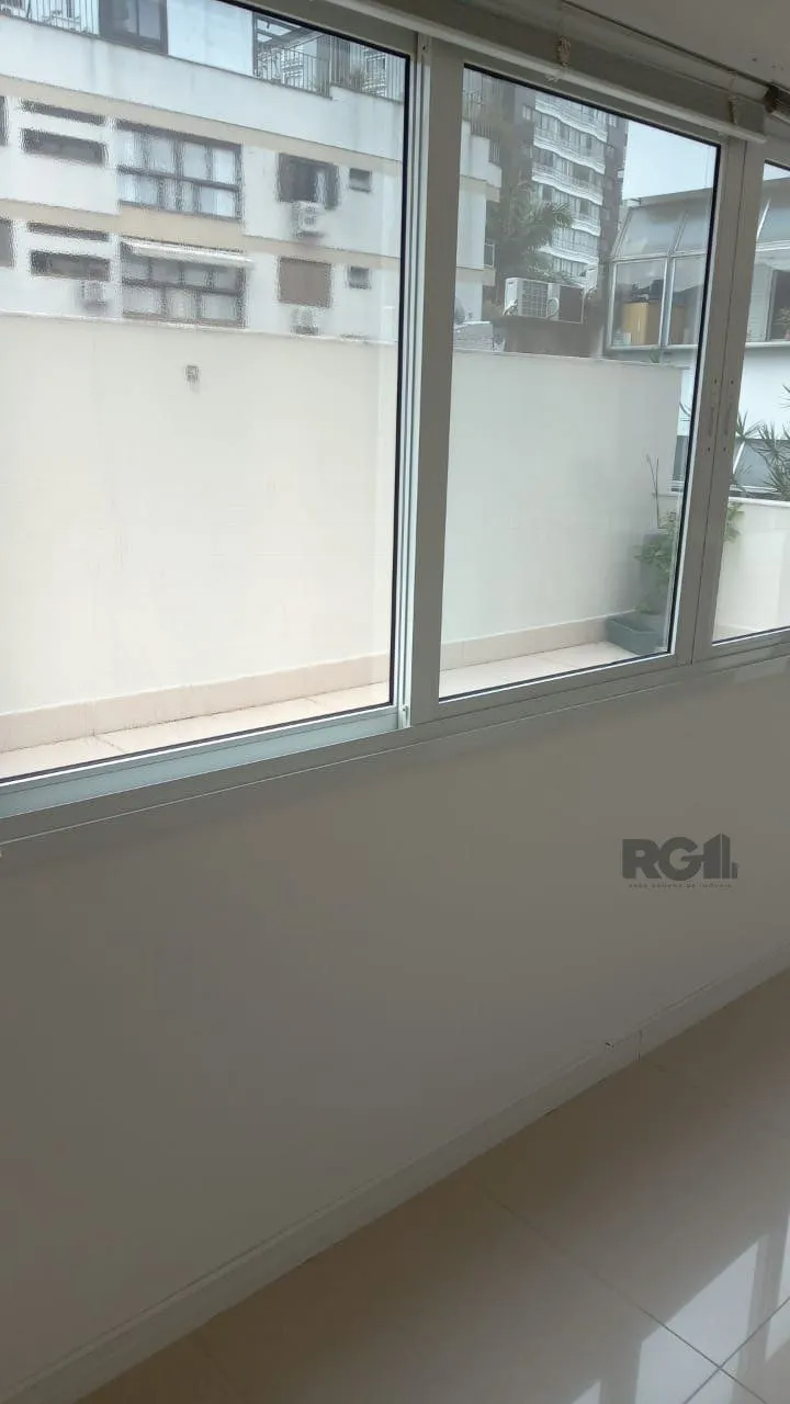 Imagem Apartamento com TERRAÇO, localizado num dos mais sofisticados bairros de Porto Alegre, bairro Rio Branco. Apartamento totalmente mobiliado.