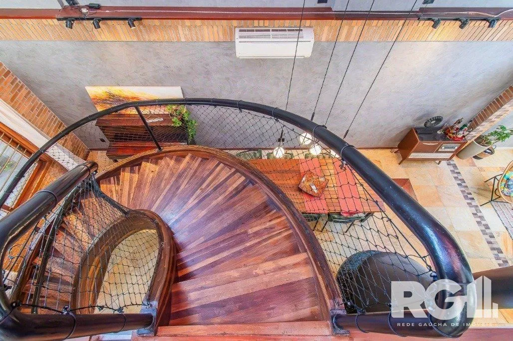Imagem Casa espaçosa com 3 dormitórios, pátio com piscina e 4 vagas