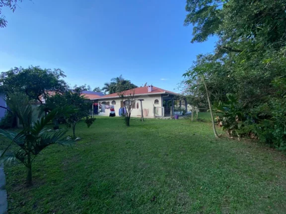 Imagem CASA COM AMPLO TERRENO, 3 QUARTOS, CENTRO