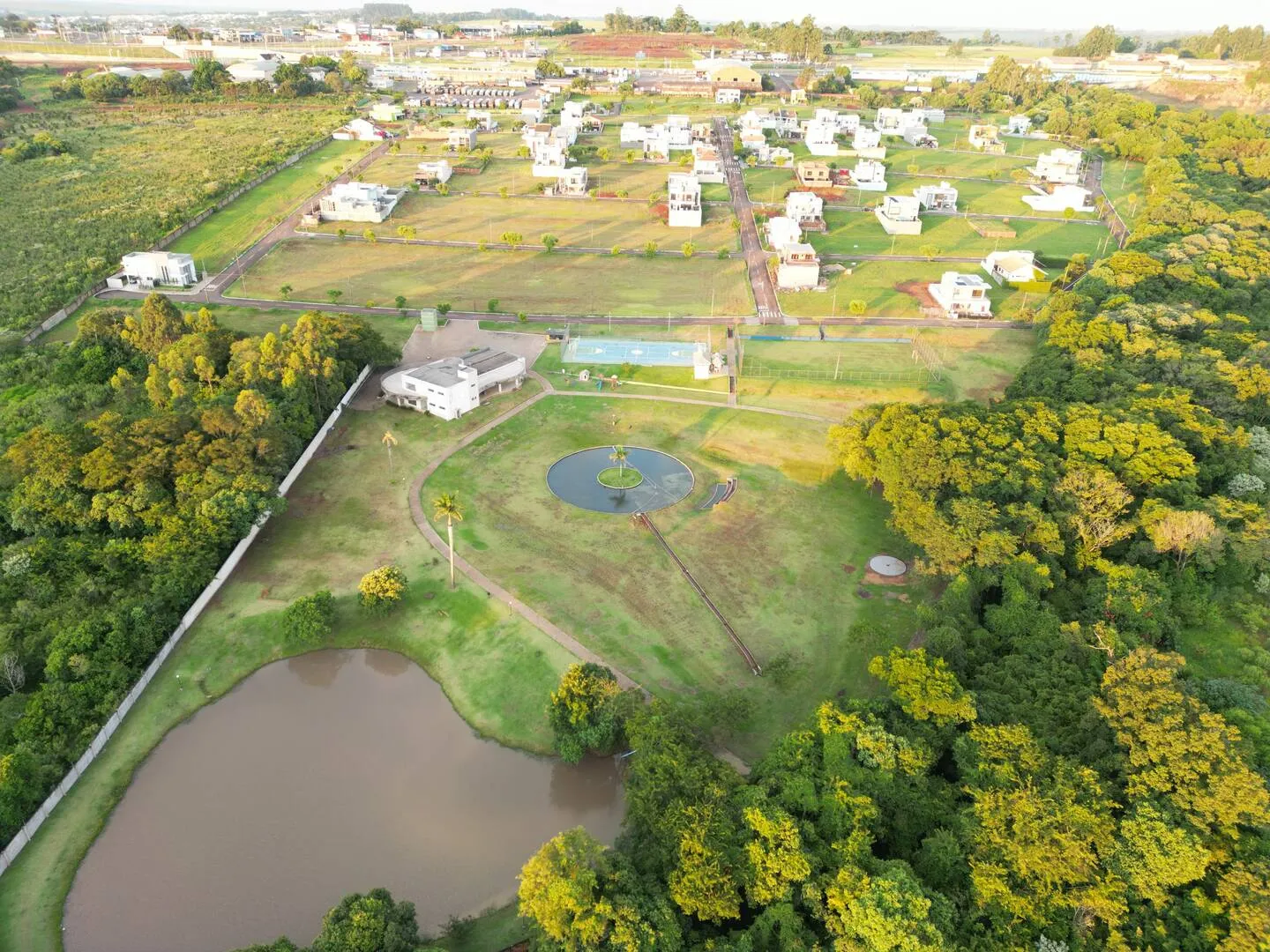 Imagem Terreno à venda em Condomínio, Bairro Cascavel Velho em Cascavel: Churrasqueira, Playground, Portaria 24h - Venda
