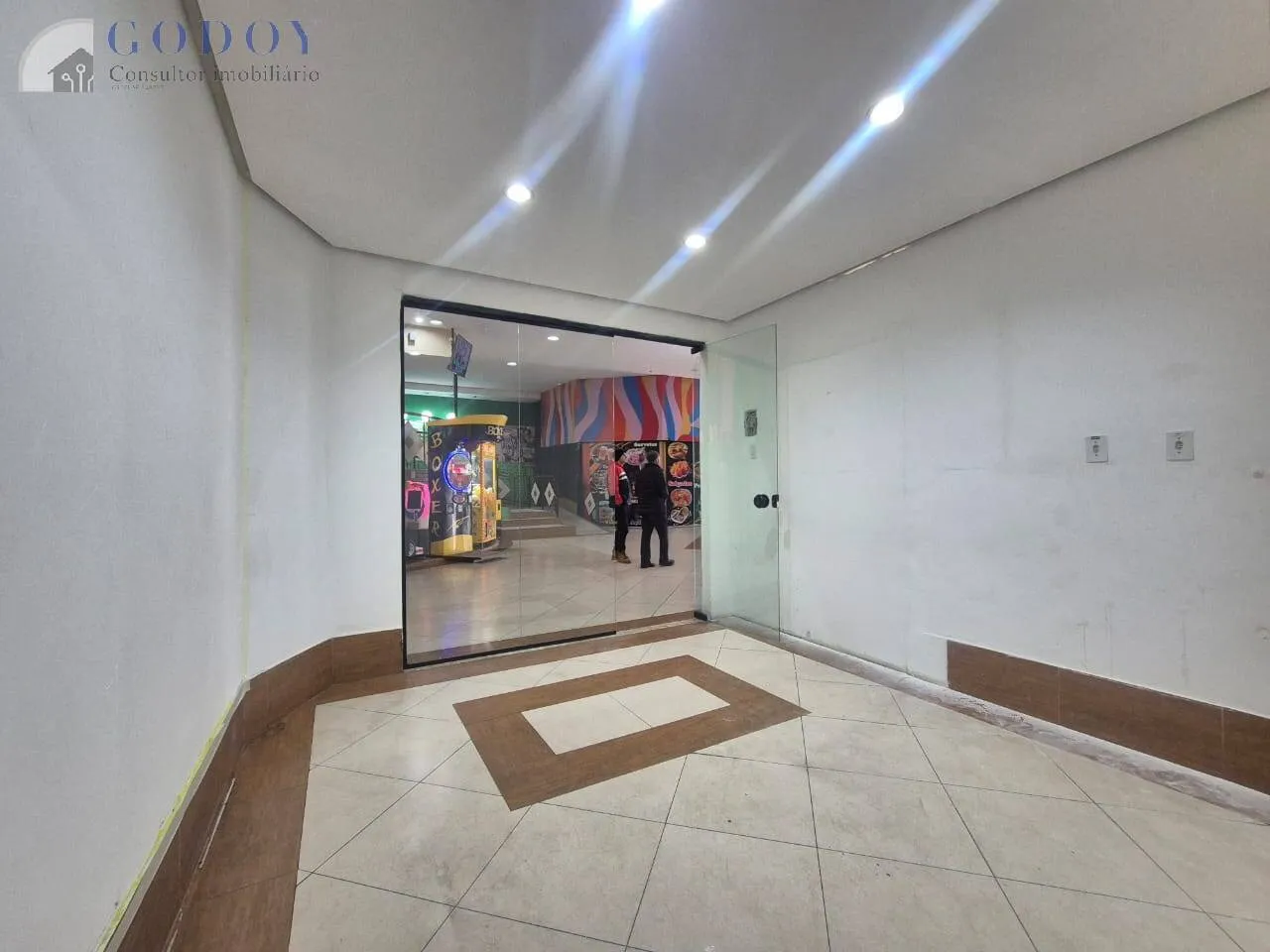 Imagem Investimento: Centro Comercial com 28 Lojas e Piso Superior Privado