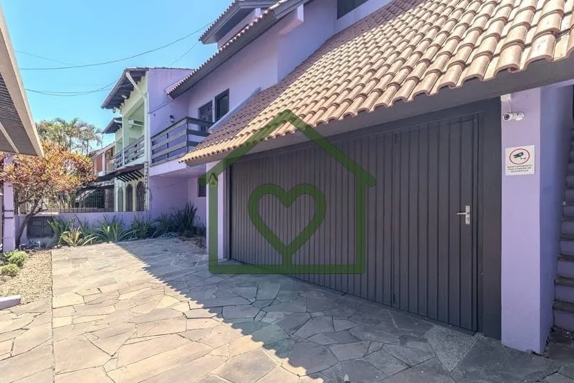 Imagem Casa de dois pavimentos com 3 dormitórios, sendo 1 suíte. No pavimento superior, conta com dois do...