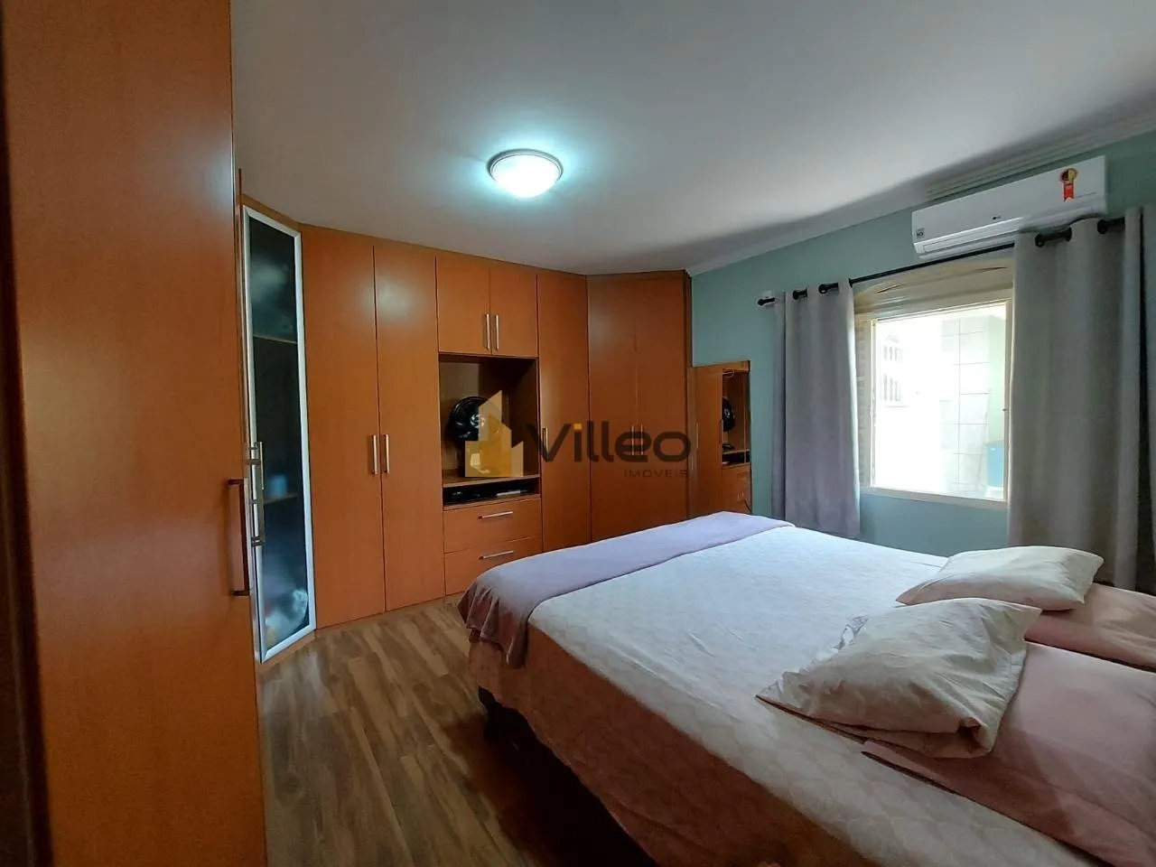Imagem Apresentamos uma residência que une espaço, conforto e elegância no Wanel Ville II, um dos bairro...