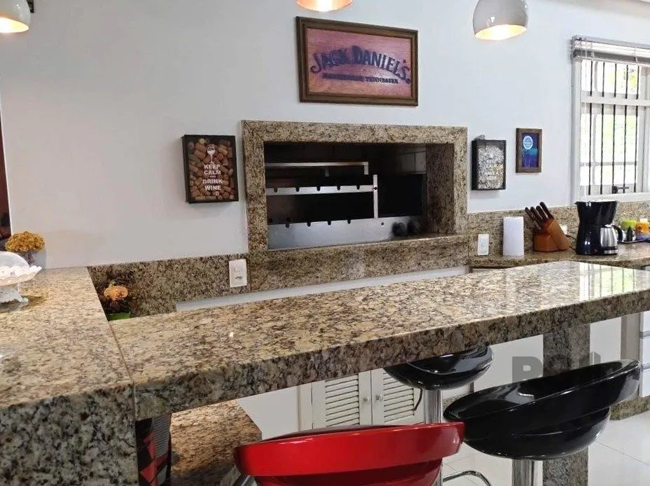 Imagem Casa de 307m² - 3 dormitórios, piscina, 4 vagas no bairro Espírito Santo