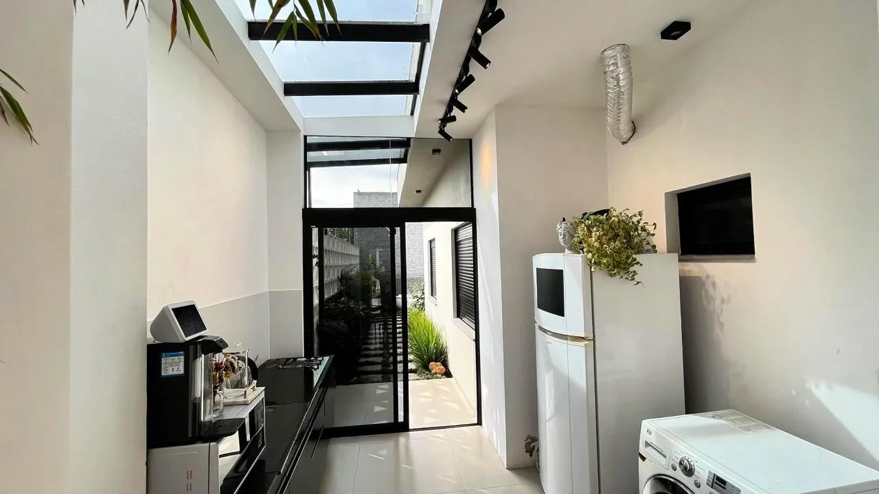 Imagem Casa Moderna com Suíte, Hidromassagem, Jardim e 2 Vagas