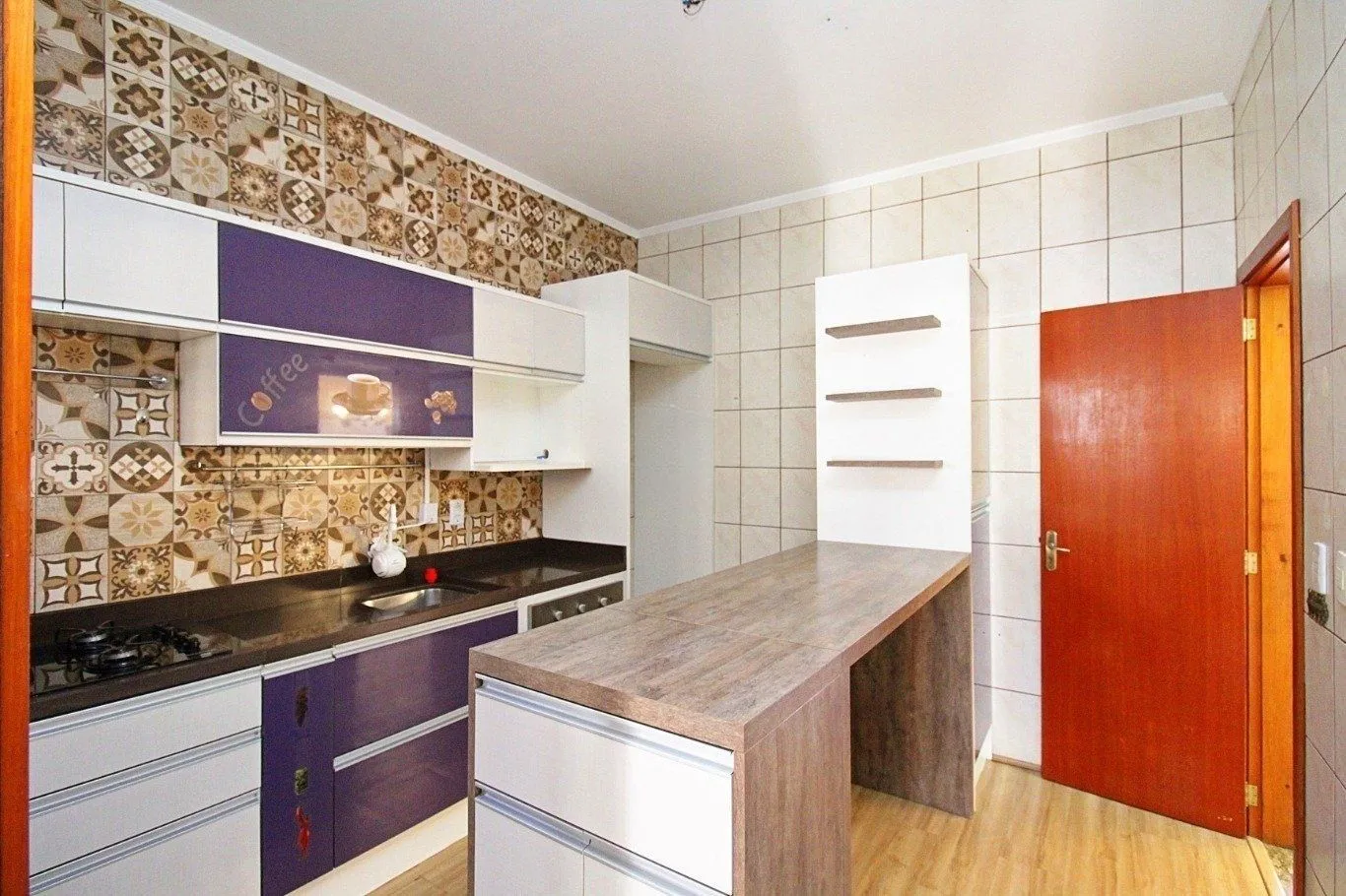 Imagem Casa de 3 dormitórios a venda no bairro Guarujá, Porto Alegre