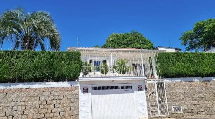 Imagem Casa Espetacular com Vista Deslumbrante, Reformada por Arquiteto de 2 dormitórios, suíte, próximo a PUC e Carrefour no bairro Partenon em Porto Alegre/RS/