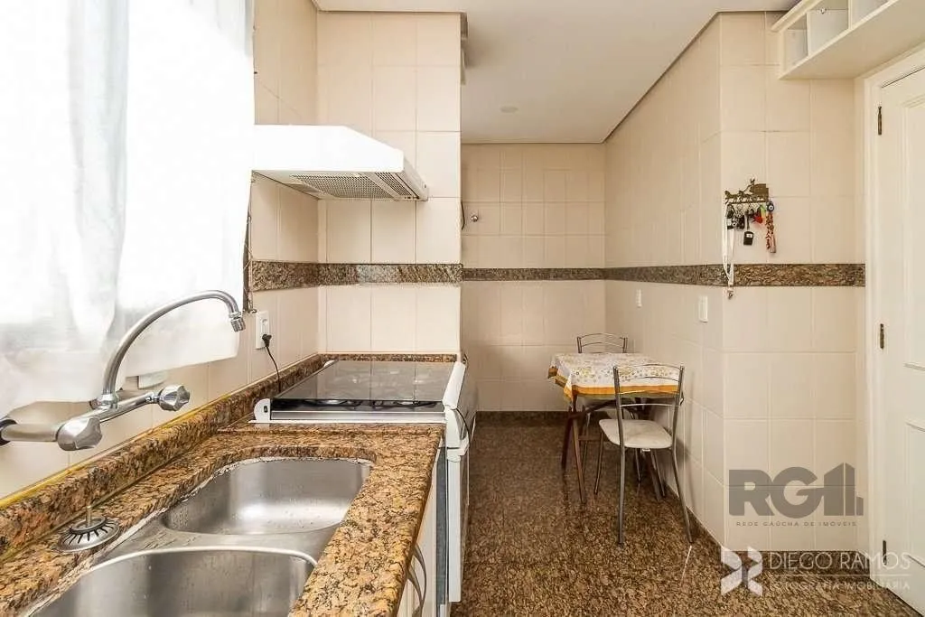 Imagem Cobertura para Venda - 185m², 3 dormitórios, sendo 1 suites, 2 vagas - Petrópolis