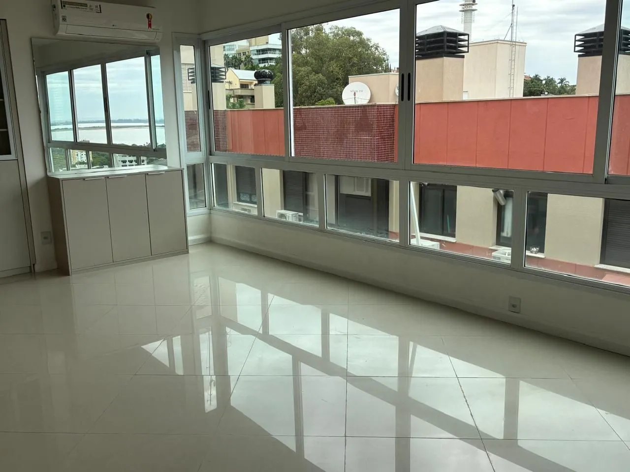 Imagem Vende-se amplo apartamento 3 quartos com suíte e 2 vagas no Menino Deus - 158,4m²