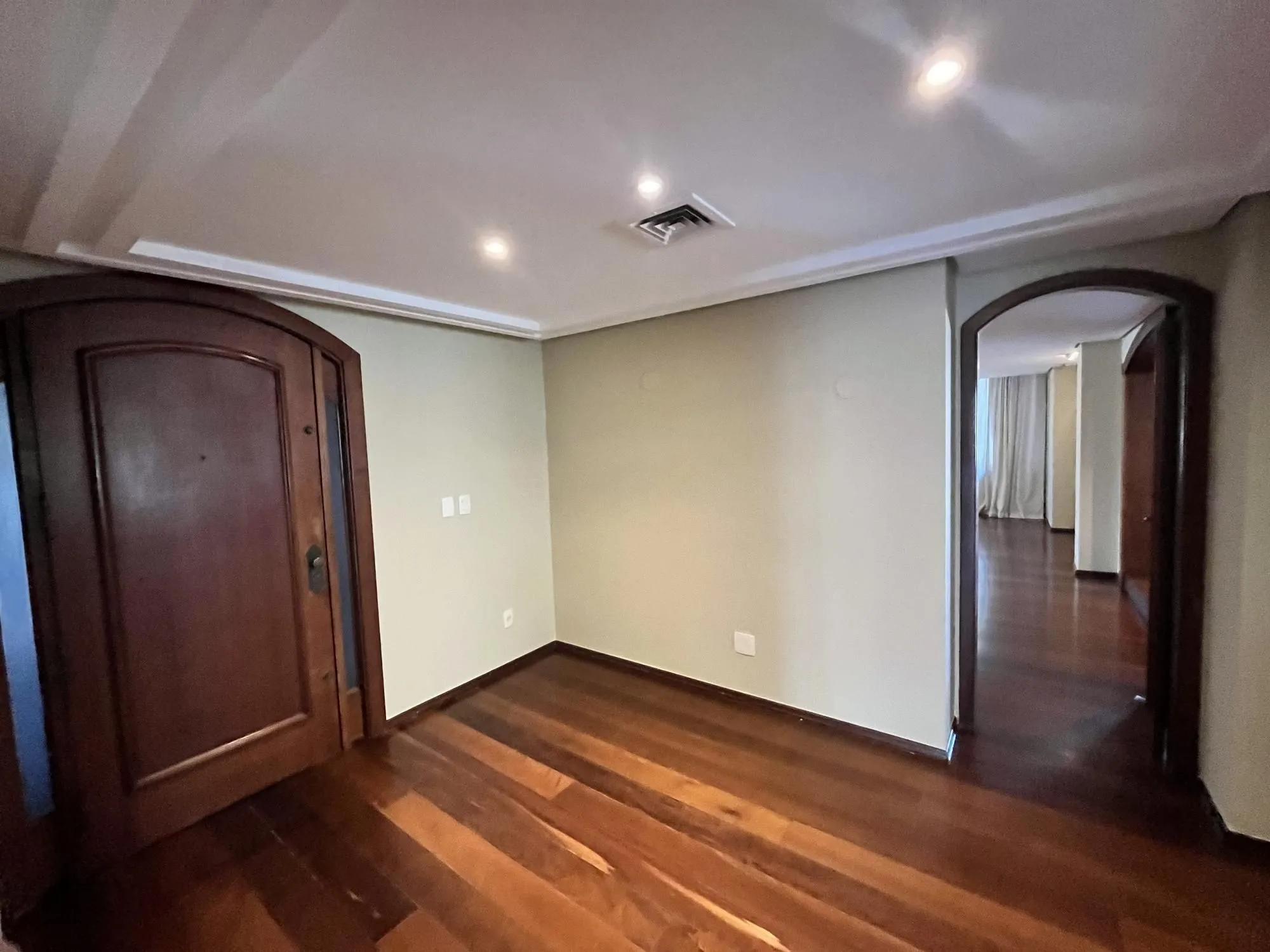 Imagem Apartamento de 4 quartos, suíte, amplo closet, dependência e 2 vagas de garagem