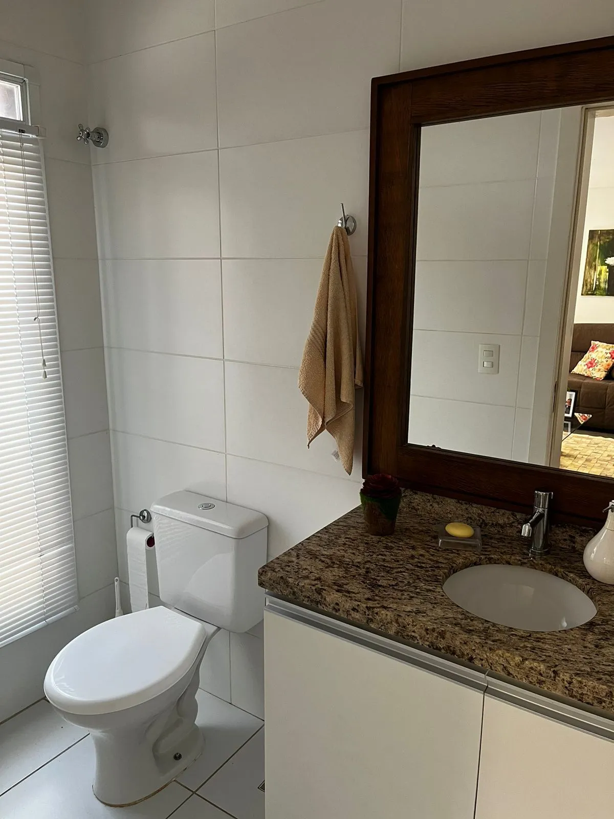 Imagem Sobrado com 3 quartos, 1 suíte, lareira, churrasqueira, 3 vagas cobertas na zona sul.