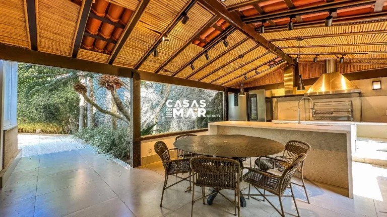 Imagem Casa vista mar à venda com porteira fechada, 6 suítes, lazer incrível, Búzios