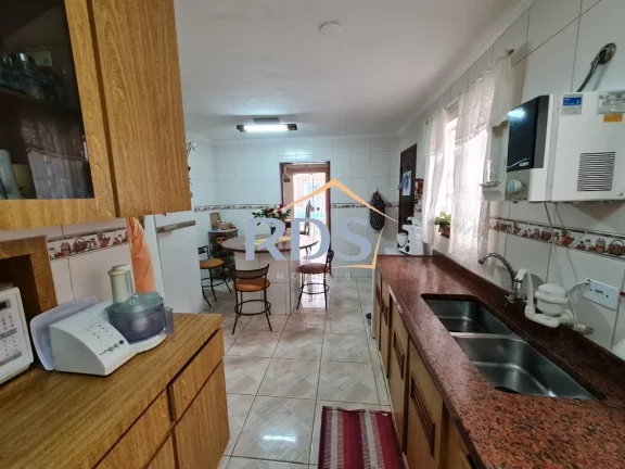 Imagem Oportunidade única, casa com 4 suítes, 5 vagas e piscina.