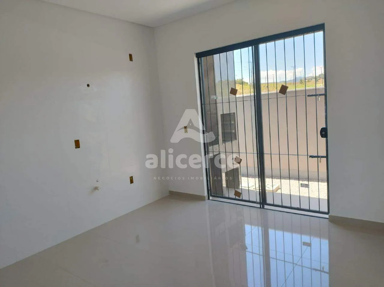 Imagem Sobrado Novo à Venda - 2 Dormitórios I 2 Suítes I Passagem Lateral - em São José/SC