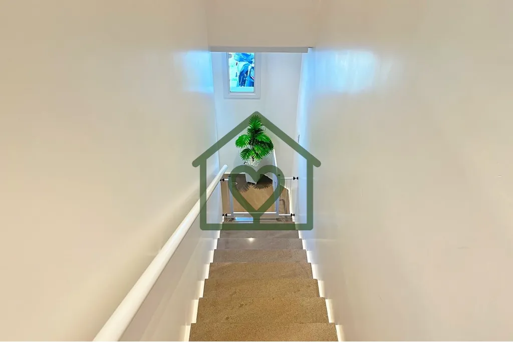 Imagem Este belo sobrado de 96m² oferece 3 dormitórios, incluindo 1 suíte com sacada. 
 A área social c...