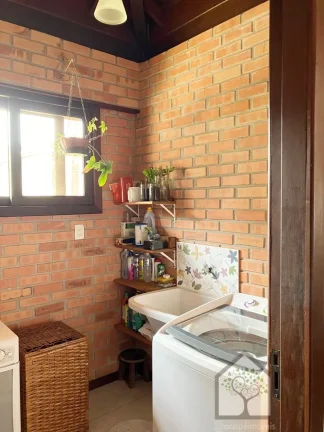 Imagem Casa rústica em condomínio fechado no Sambaqui