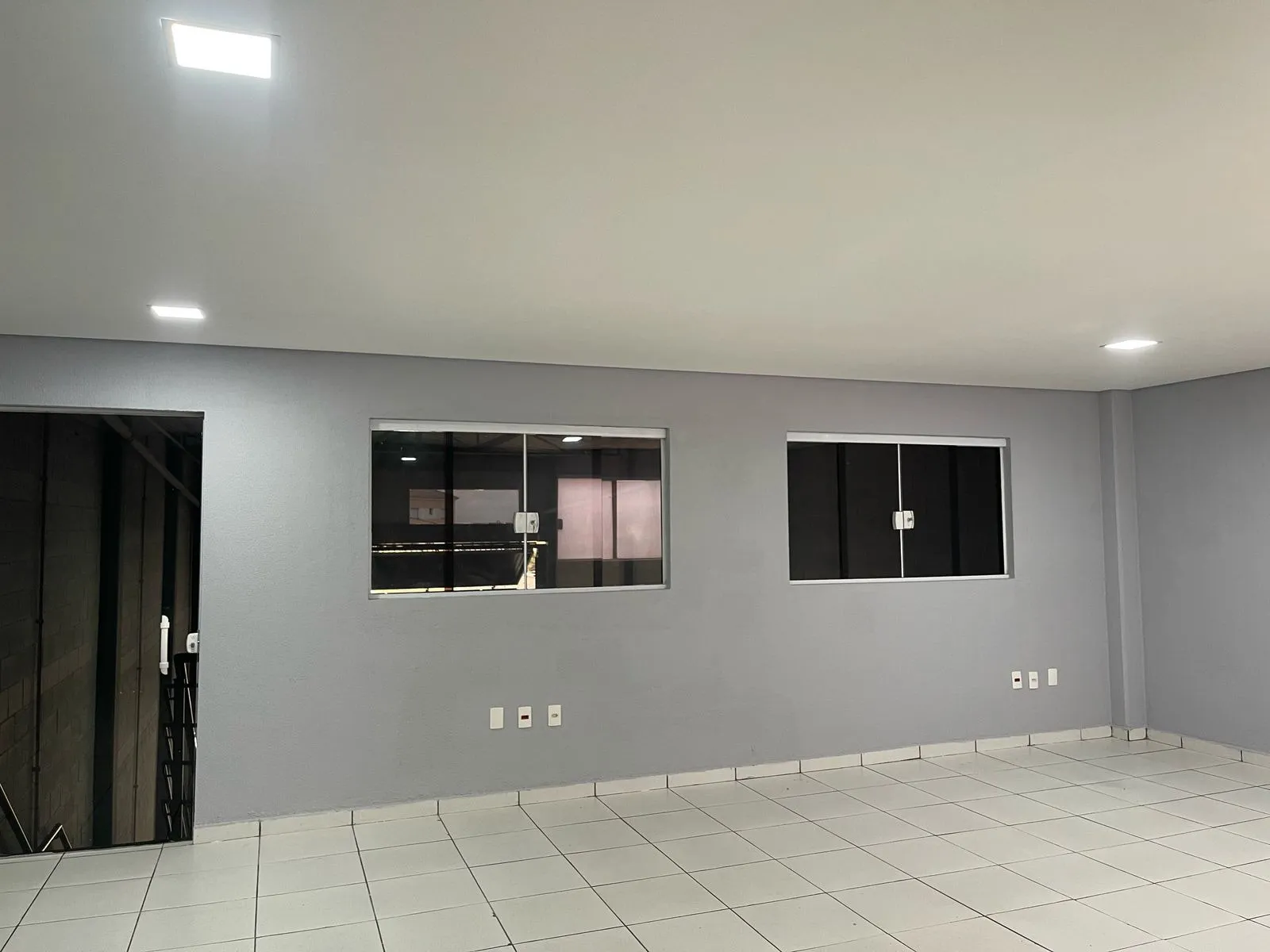 Imagem Galpão para Locação em Sorocaba - 290m² com Mezanino e Estrutura Moderna