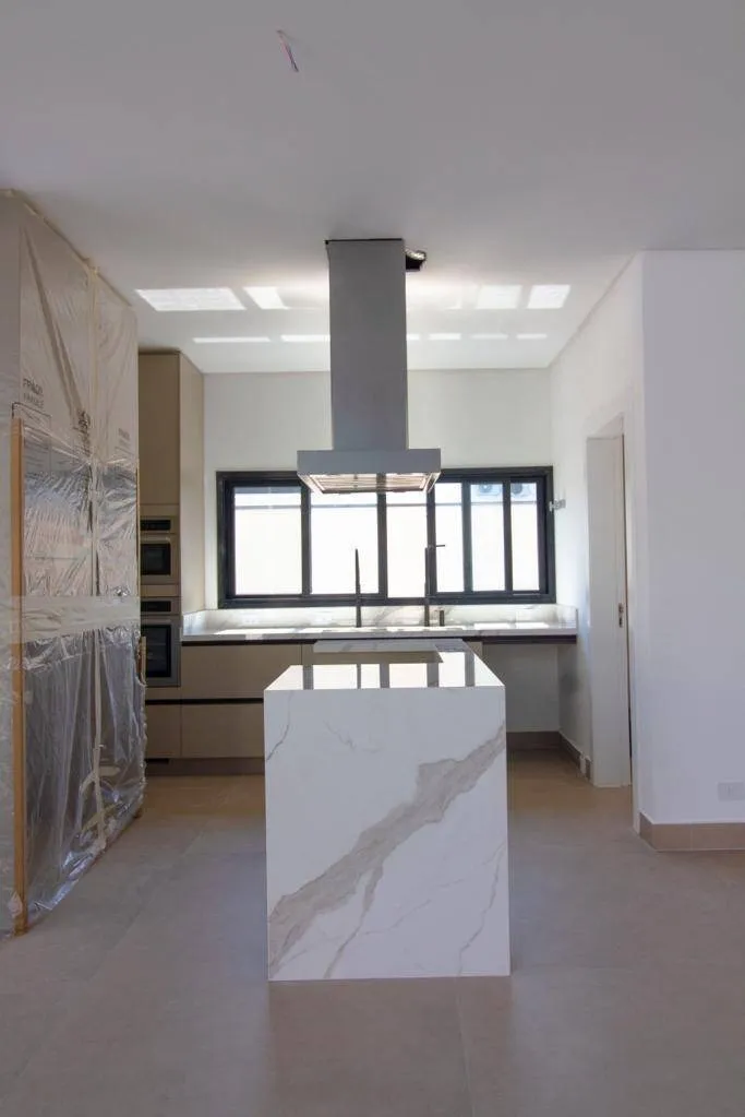 Imagem Sobrado de 430m² Localizado no Alphaville Residencial 2 em Barueri/SP!