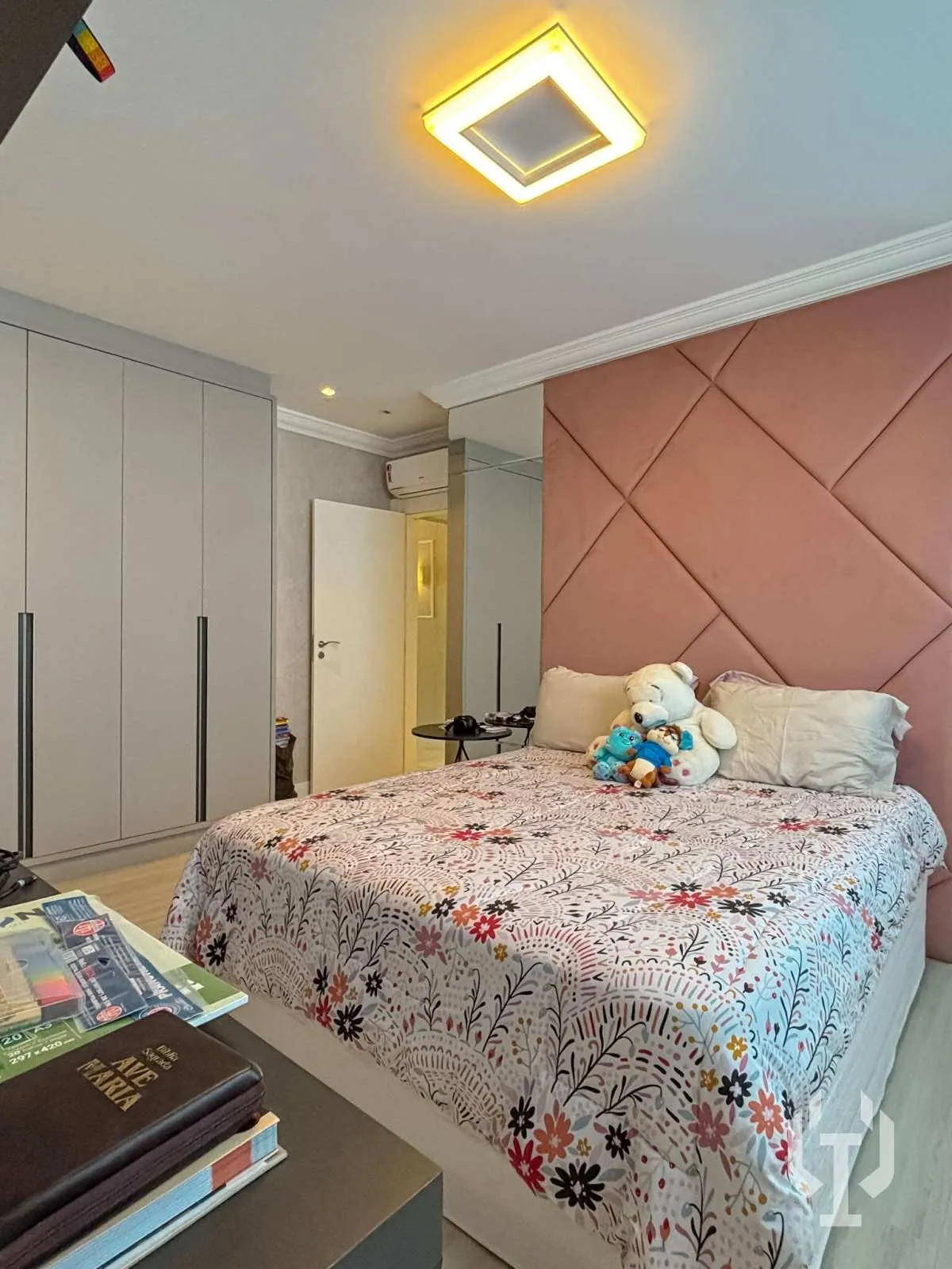 Imagem Apartamento de 4 suítes na quadra do mar em Meia Praia