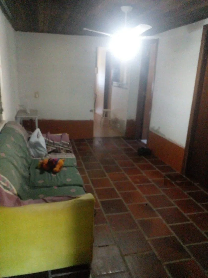 Imagem Dois quartos, 01 banheiro, 01 sala de star, 01 sala de jantar, cozinha, 01 garagem para três carros com churrasqueira.