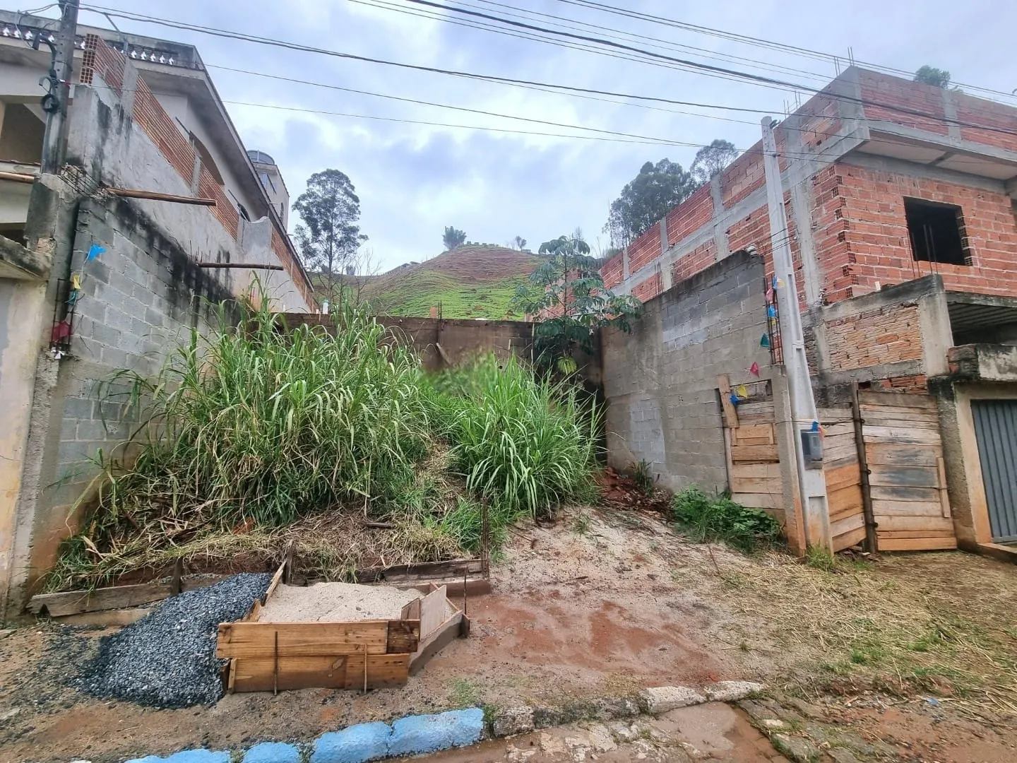 Imagem Terreno de 250m² à venda em Aparecida com projeto aprovado para 16 lofts modernos, ideal para uso residencial ou comercial, com vista incrível para a