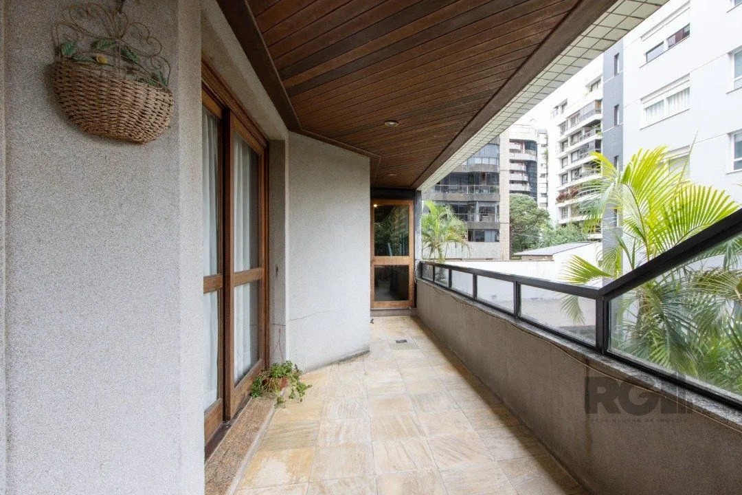 Imagem Apartamento com piscina na sacada e 3 vagas individuais.