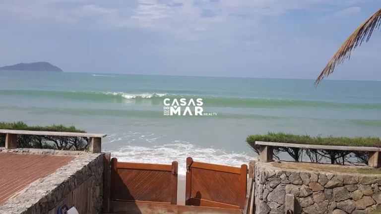 Imagem Casa de Luxo à Beira-Mar em Búzios, Condomínio Camurupim na Praia Rasa: 6 Quartos, 6 Suítes, 4 Salas - Segurança e Conforto!