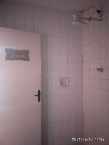 Imagem LOCAÇÃO DE SALÃO TÉRREO NO JARDIM RINCÃO, EM ARUJÁ/SP, 100m² com pé direito de 3,65m, divisórias, 2 toaletes e estacionamento. CONSULTE-NOS.