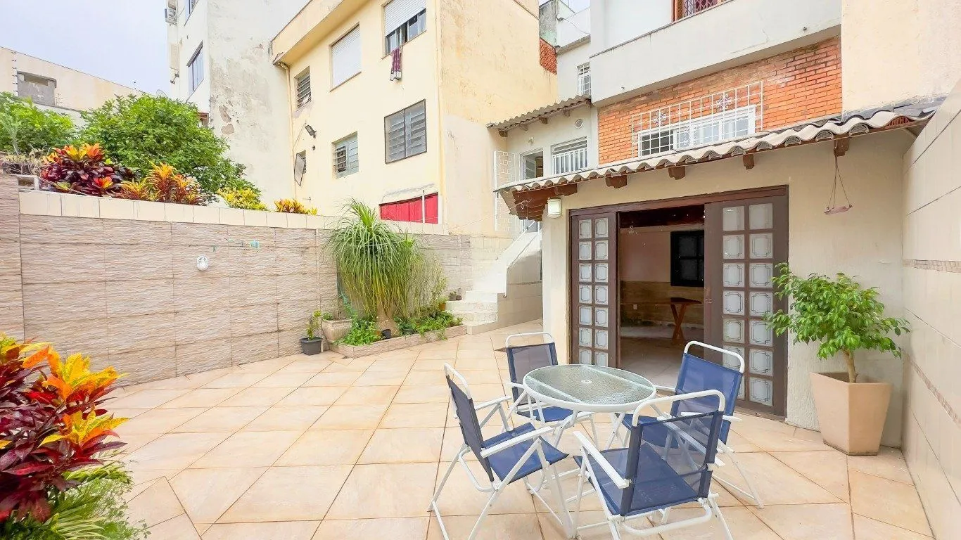 Imagem Casa de 3 dormitórios à venda no Bairro Azenha, Porto Alegre.