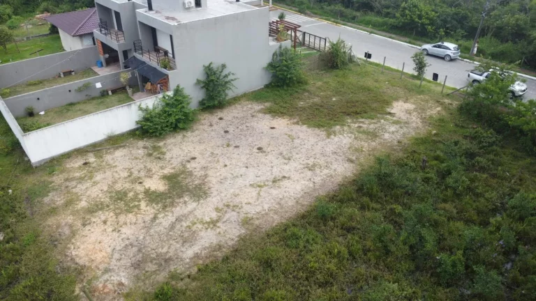 Imagem Terreno Residencial e Comercial de 360m² na Encantada - Garopaba/SC: Oportunidade Imperdível!