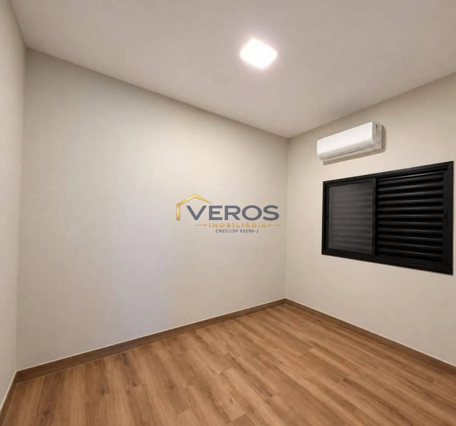 Imagem Casa com 2 dormitórios e 2 vagas à venda no Centro de Caraguatatuba