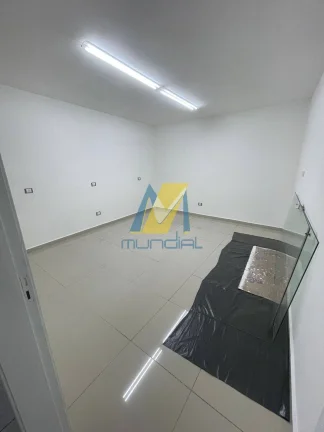 Imagem Galpão Corporativo com Pé-Direito Alto e Estrutura Completa