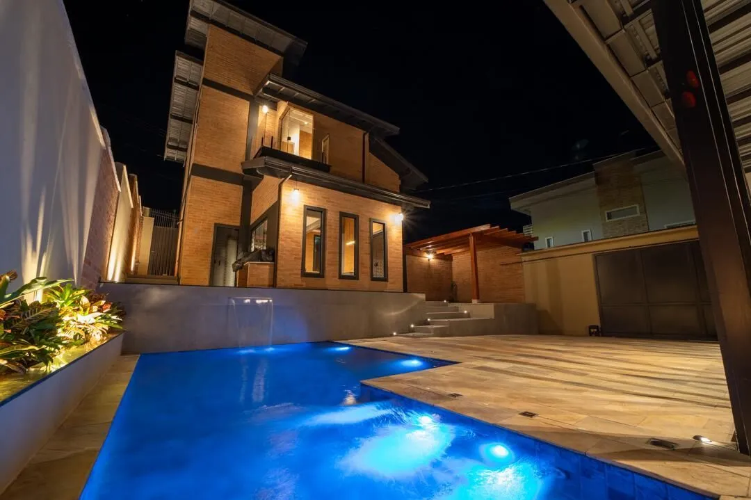 Foto do imóvel Casa à Venda com piscina no bairro Jardim das Hortênsias, em Poços de Caldas MG