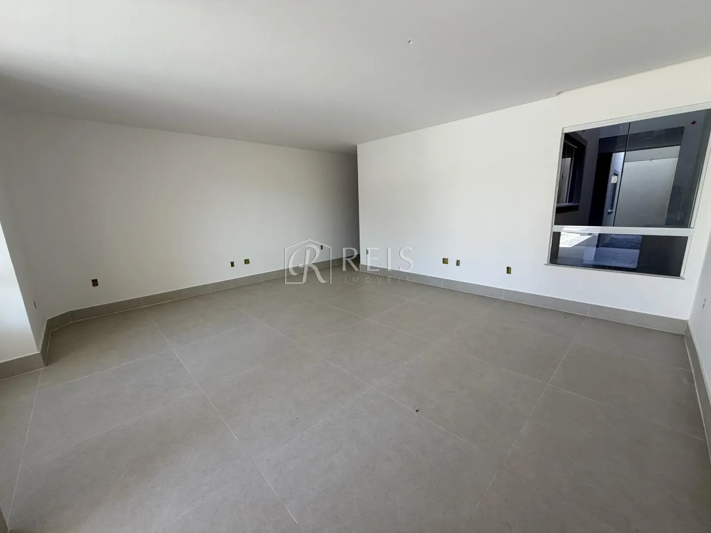Imagem Casa para Venda em Rio das Ostras, Recreio, 4 dormitórios, 4 suítes, 6 banheiros, 2 vagas