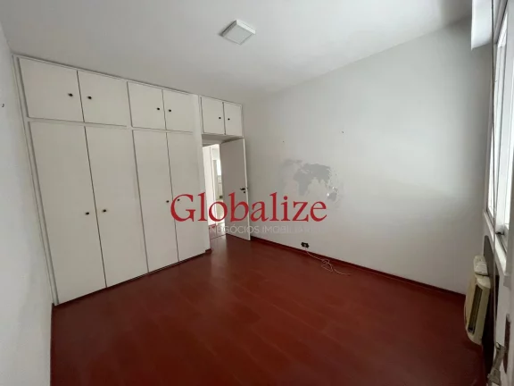 Imagem APARTAMENTO À VENDA CONDOMÍNIO FRENTE AO MAR NO GONZAGA COM 2 DORMITÓRIOS, SALA, WC, COZINHA, ÀREA DE SERVIÇO, D. EMPREGADA COMPLETA POR R$900.000,00