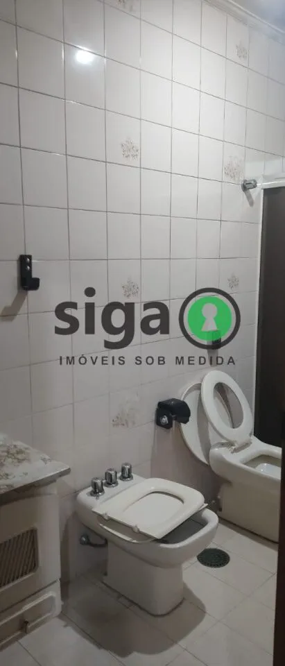 Imagem Sobrado de alto padrão com 500m², 4 suítes e ampla área verde em Interlagos