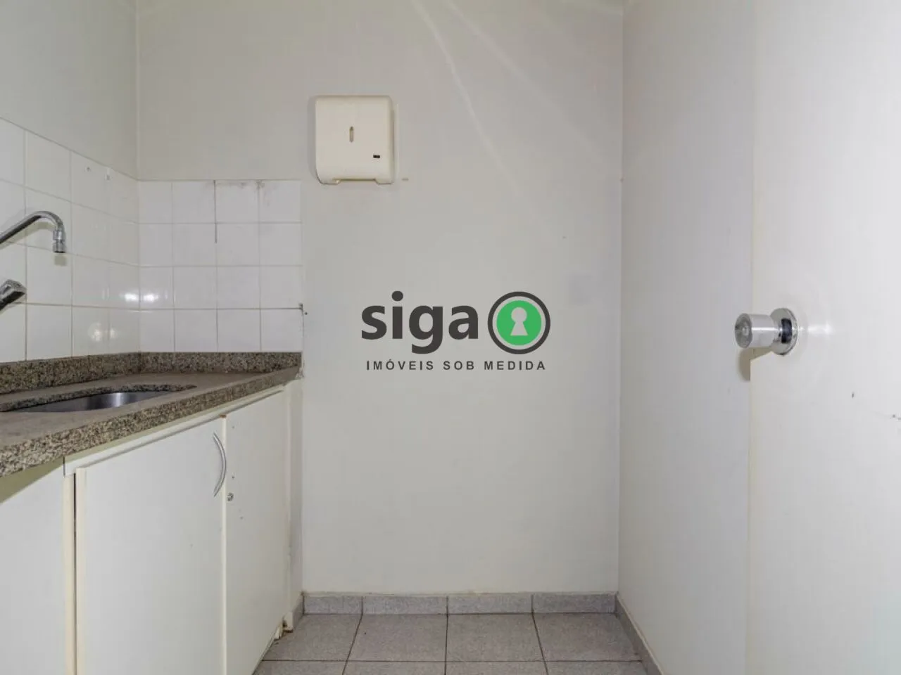 Imagem Loja no térreo com 180m², com 6 salas e 3 banheiros para Locação ou Venda em Alto de Pinheiros