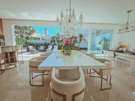 Imagem Sobrado em condomínio fechado com 05 suites mobiliado e decorado