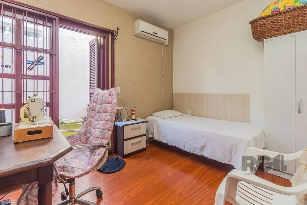 Imagem Sobrado de 215m² - 4 dormitórios, 5 vagas no bairro Passo das Pedras