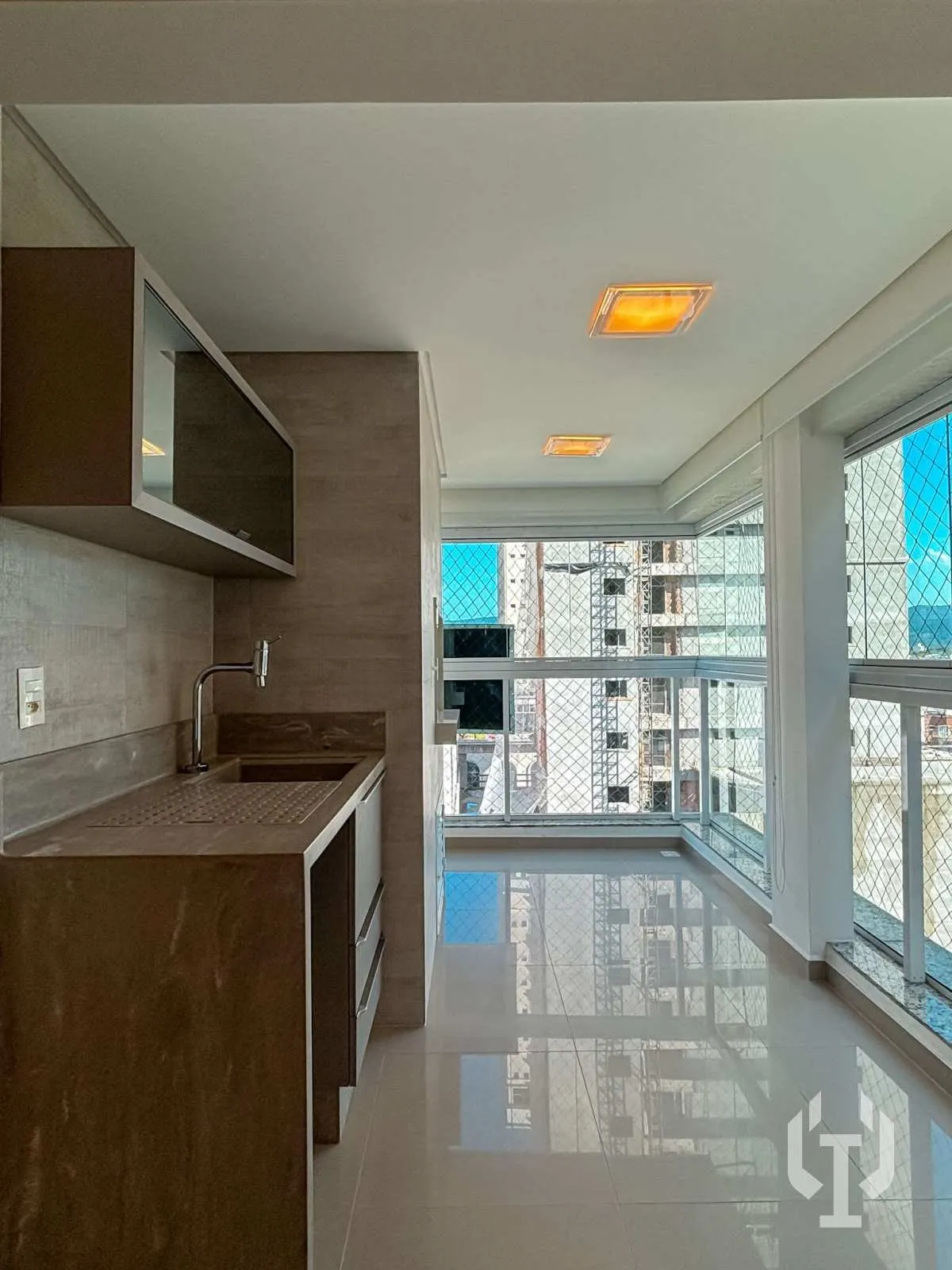 Imagem Apartamento de 2 suítes e 2 vagas de garagem em Meia Praia