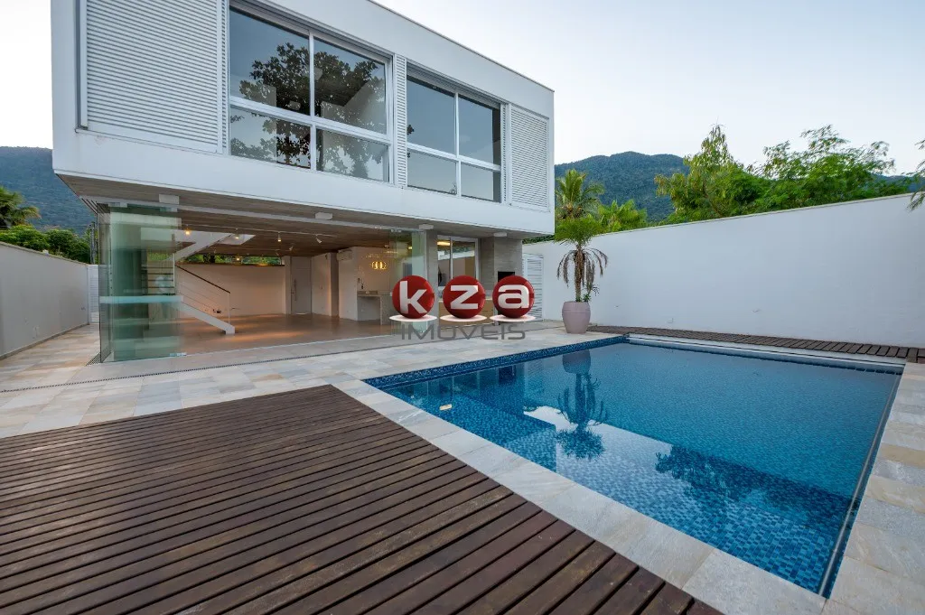 Foto do imóvel Imóvel de luxo à venda em São Sebastião-SP: Casa na Praia de Guaecá com 4 suítes, 3 salas, amplo gourmet e piscina, ao lado do mar.