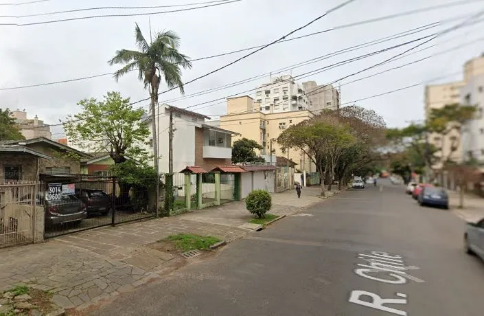 Imagem terreno com casa pequena