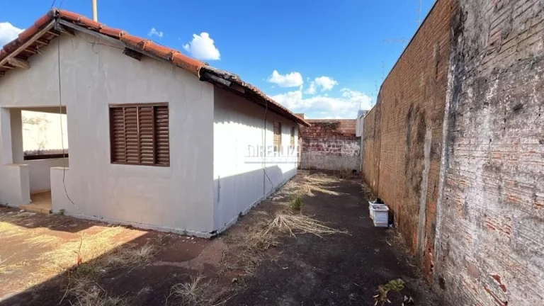 Imagem Casa à venda no bairro Vila Militar, Uberaba - 2 dormitórios e amplo quintal!